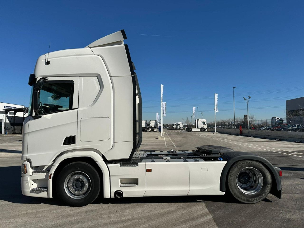 Scania R 460 - Nyergesvontató: 2 kép. Scania R 460 - Nyergesvontató: 2 kép.