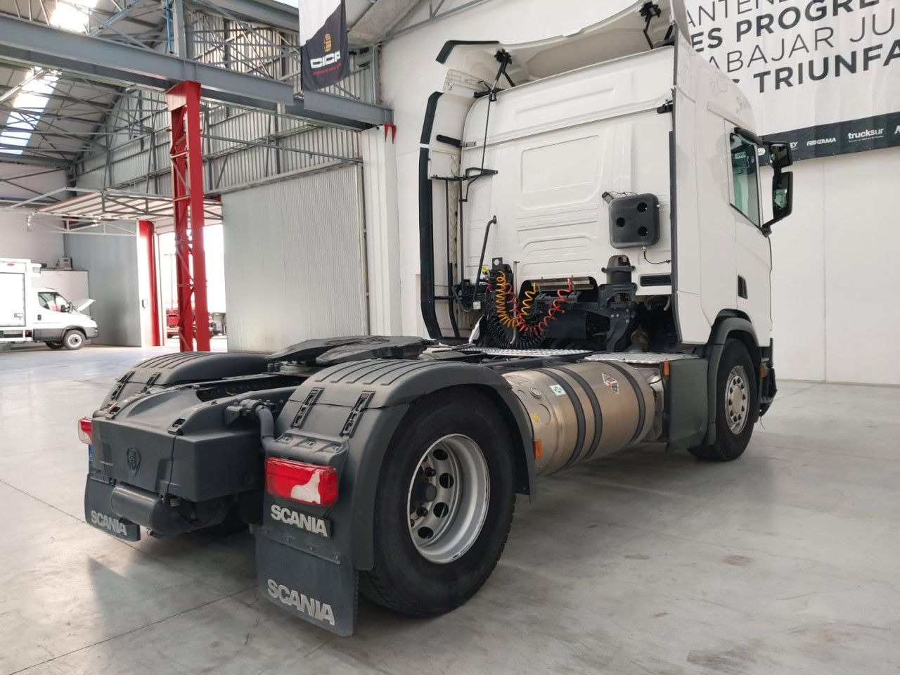 Scania R410 - Nyergesvontató: 3 kép. Scania R410 - Nyergesvontató: 3 kép.