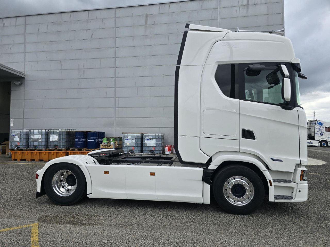 Scania S 560 - Nyergesvontató: 2 kép. Scania S 560 - Nyergesvontató: 2 kép.