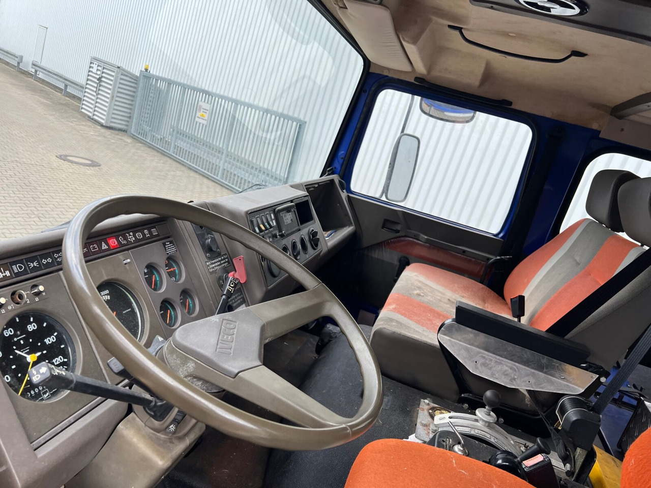 120-23 AW 4x4 Doka 120-23 AW 4x4 Doka, V8-Motor, Seilwinde - Alvaz teherautó: 2 kép. 120-23 AW 4x4 Doka 120-23 AW 4x4 Doka, V8-Motor, Seilwinde - Alvaz teherautó: 2 kép.