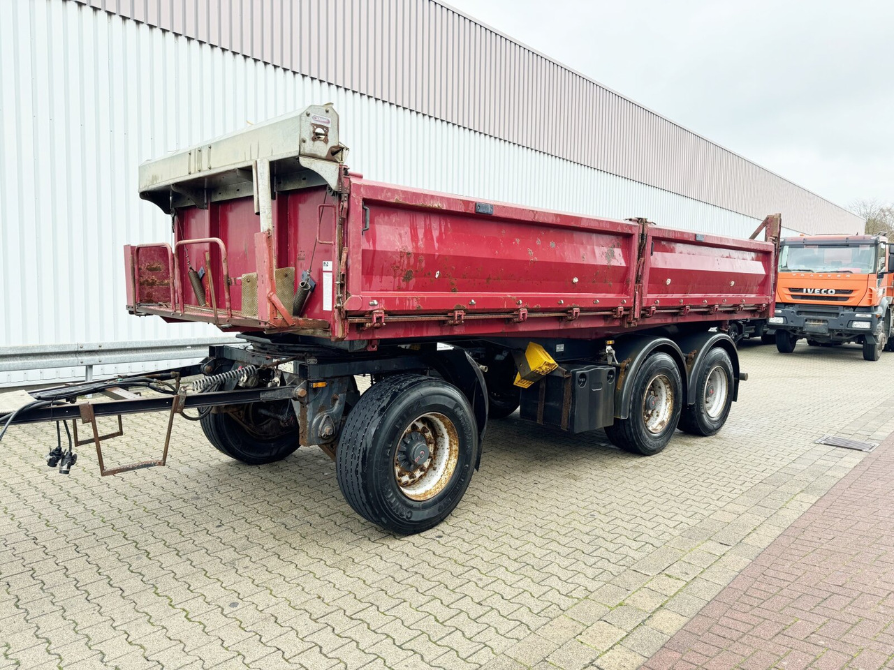 3-Seiten-Kippanhänger HEUSER 3-Seiten-Kippanhänger - Pótkocsi billenőplatós: 1 kép. 3-Seiten-Kippanhänger HEUSER 3-Seiten-Kippanhänger - Pótkocsi billenőplatós: 1 kép.