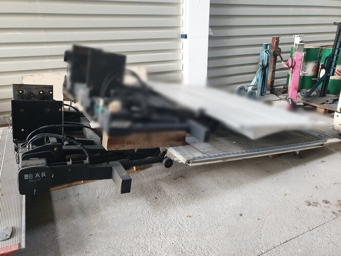 Baer Cargolift Ladebordwand Baer Cargolift Ladebordwand 2t BÄR Typ BC2000S4 - Emelőhátfal: 1 kép. Baer Cargolift Ladebordwand Baer Cargolift Ladebordwand 2t BÄR Typ BC2000S4 - Emelőhátfal: 1 kép.
