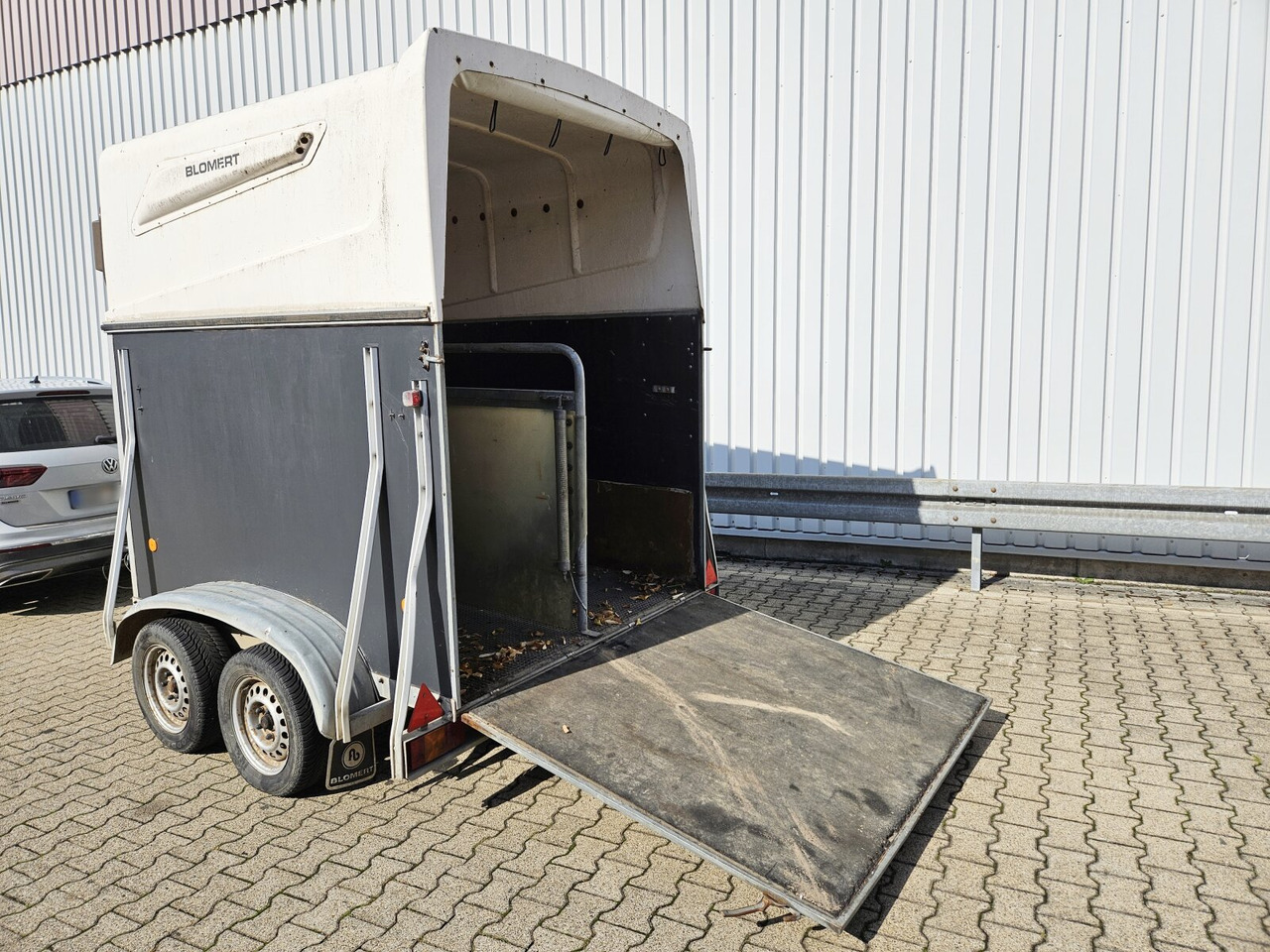 Lószállító utánfutó Blomert T2BPA Pferdeanhänger T2BPA Pferdeanhänger: 11 kép. Lószállító utánfutó Blomert T2BPA Pferdeanhänger T2BPA Pferdeanhänger: 11 kép.
