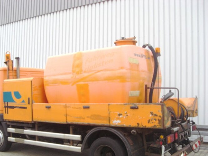 DA22, 5.000 ltr. Tank mit Pumpe Spülaufbau DA22, 5.000 ltr. Tank mit Pumpe - Tároló tartály: 3 kép. DA22, 5.000 ltr. Tank mit Pumpe Spülaufbau DA22, 5.000 ltr. Tank mit Pumpe - Tároló tartály: 3 kép.
