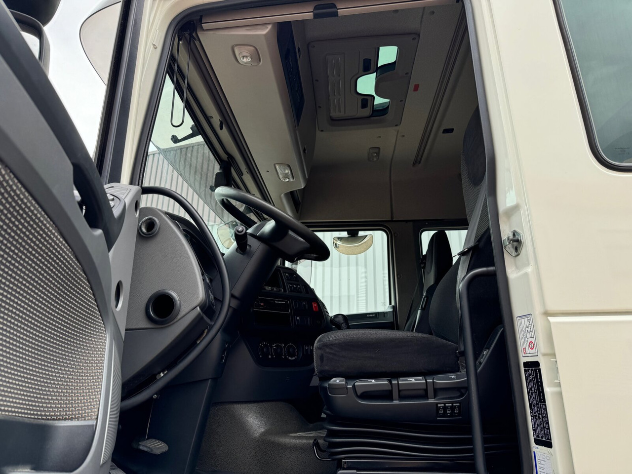 DAF XF 410 FA 4x2 XF 410 FA 4x2, Fahrschule, 2x AHK, 6 Sitze - Platós teherautó: 2 kép. DAF XF 410 FA 4x2 XF 410 FA 4x2, Fahrschule, 2x AHK, 6 Sitze - Platós teherautó: 2 kép.