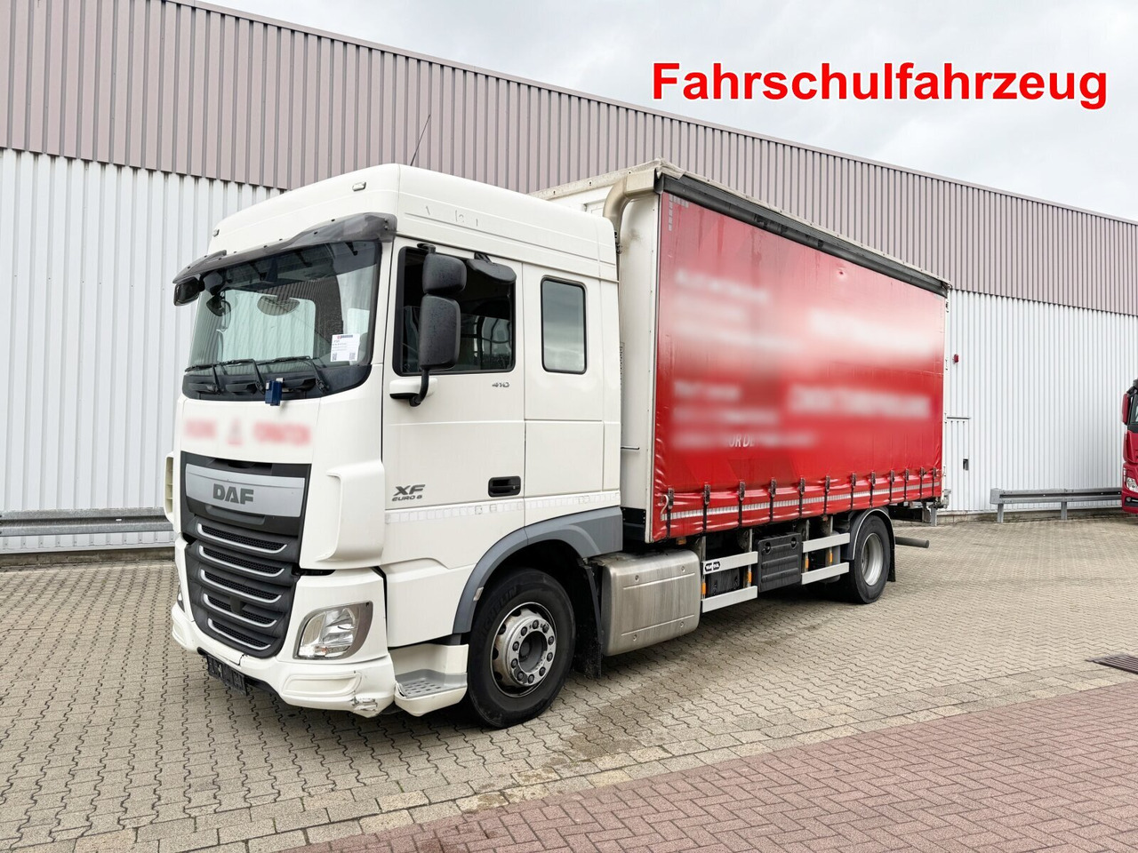 DAF XF 410 FA 4x2 XF 410 FA 4x2, Fahrschule, 2x AHK, 6 Sitze - Platós teherautó: 1 kép. DAF XF 410 FA 4x2 XF 410 FA 4x2, Fahrschule, 2x AHK, 6 Sitze - Platós teherautó: 1 kép.