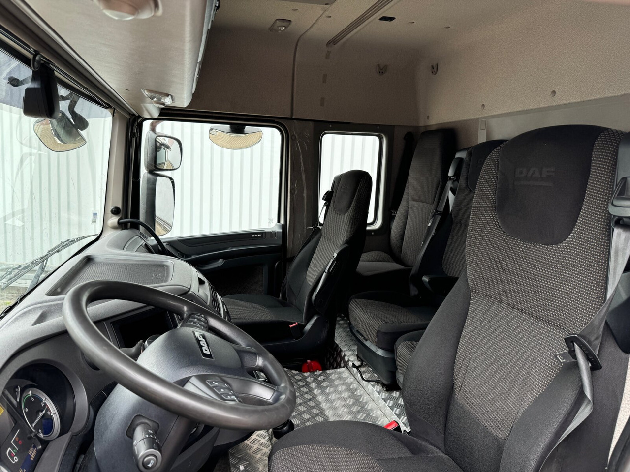 DAF XF 410 FA 4x2 XF 410 FA 4x2, Fahrschule, 2x AHK, 6 Sitze - Platós teherautó: 3 kép. DAF XF 410 FA 4x2 XF 410 FA 4x2, Fahrschule, 2x AHK, 6 Sitze - Platós teherautó: 3 kép.