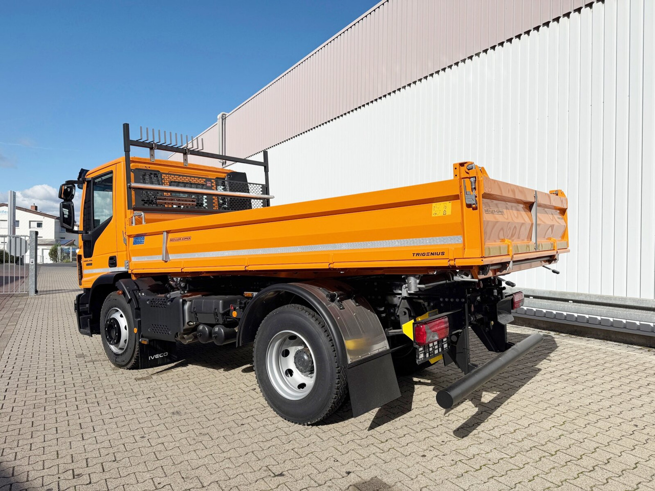 Új Billenőplatós teherautó Euro Cargo 120E28 4x2 Euro Cargo 120E28 4x2: 14 kép.