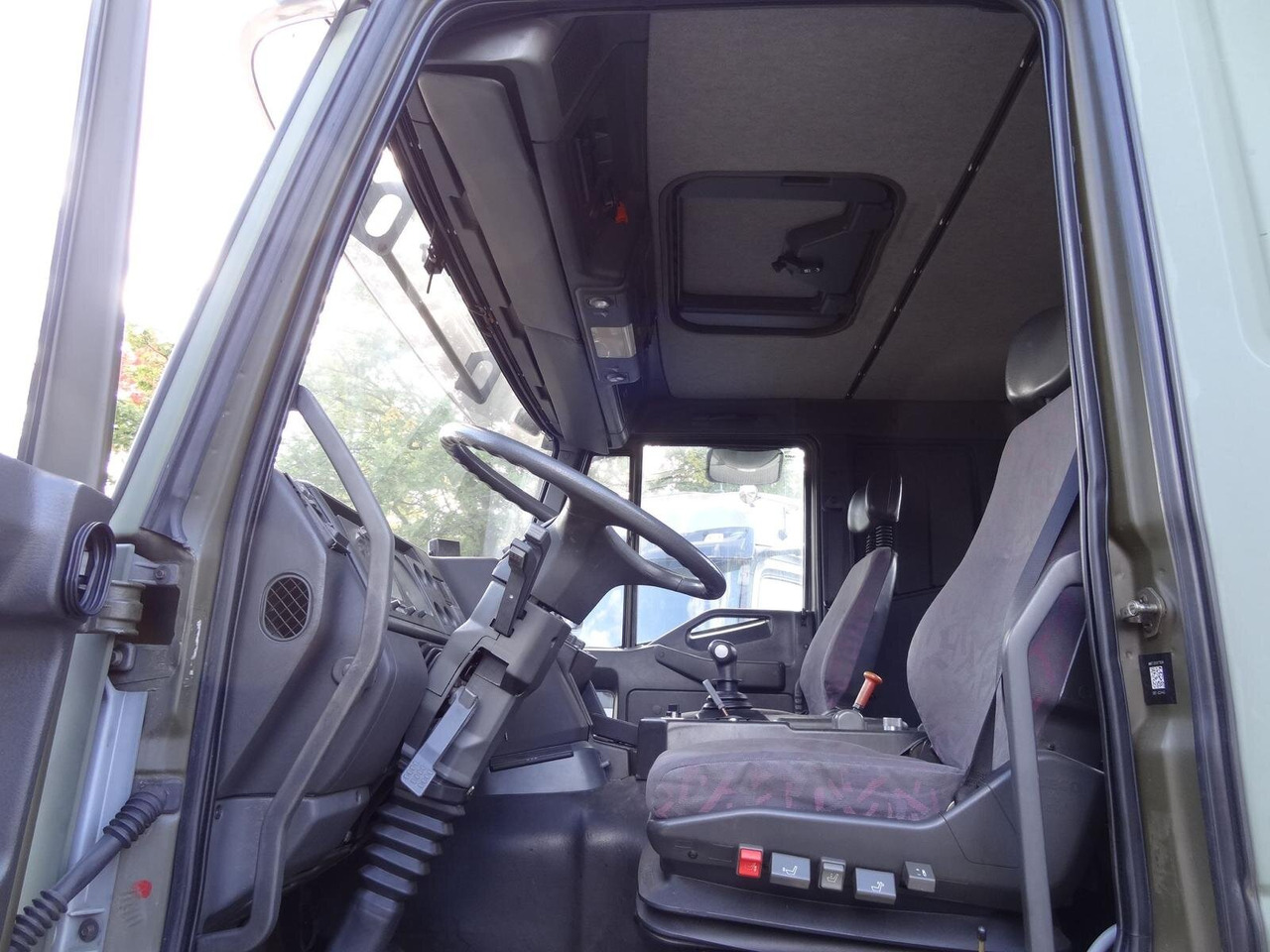 EuroTrakker 260E44W 6X6 EuroTrakker 260E44W 6X6, Retarder, ADR - Alvaz teherautó: 5 kép. EuroTrakker 260E44W 6X6 EuroTrakker 260E44W 6X6, Retarder, ADR - Alvaz teherautó: 5 kép.