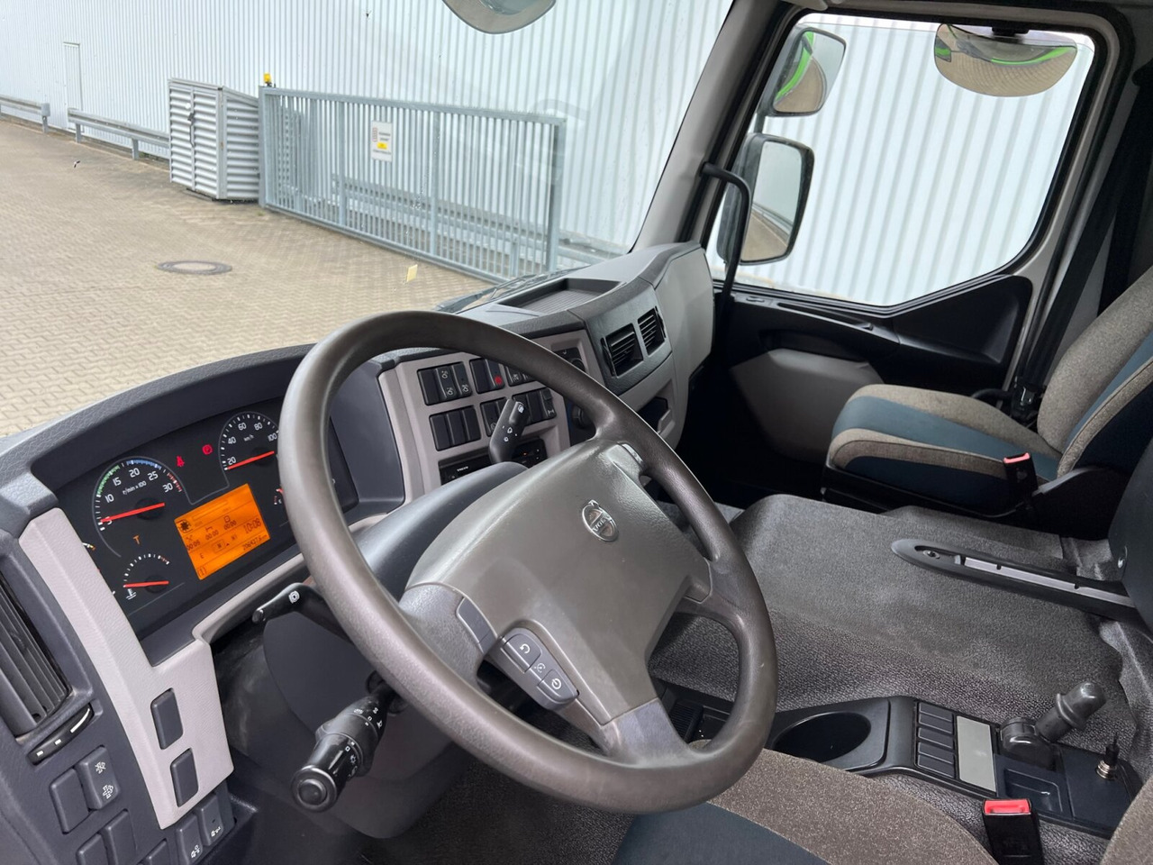 FE 320 4x2 FE 320 4x2 mit Zepro LBW - Dobozos felépítményű teherautó: 3 kép. FE 320 4x2 FE 320 4x2 mit Zepro LBW - Dobozos felépítményű teherautó: 3 kép.