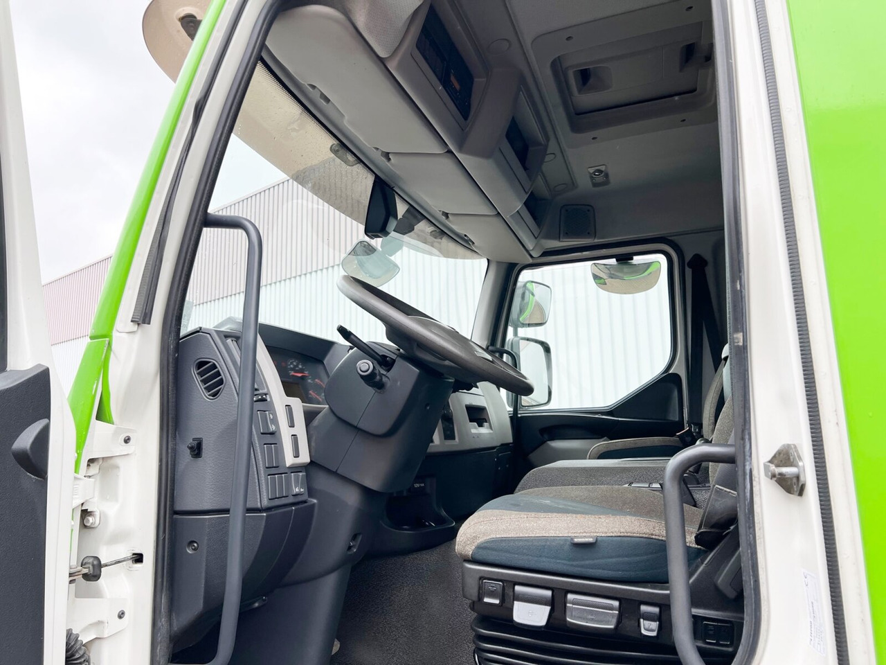 FE 320 4x2 FE 320 4x2 mit Zepro LBW - Dobozos felépítményű teherautó: 2 kép. FE 320 4x2 FE 320 4x2 mit Zepro LBW - Dobozos felépítményű teherautó: 2 kép.