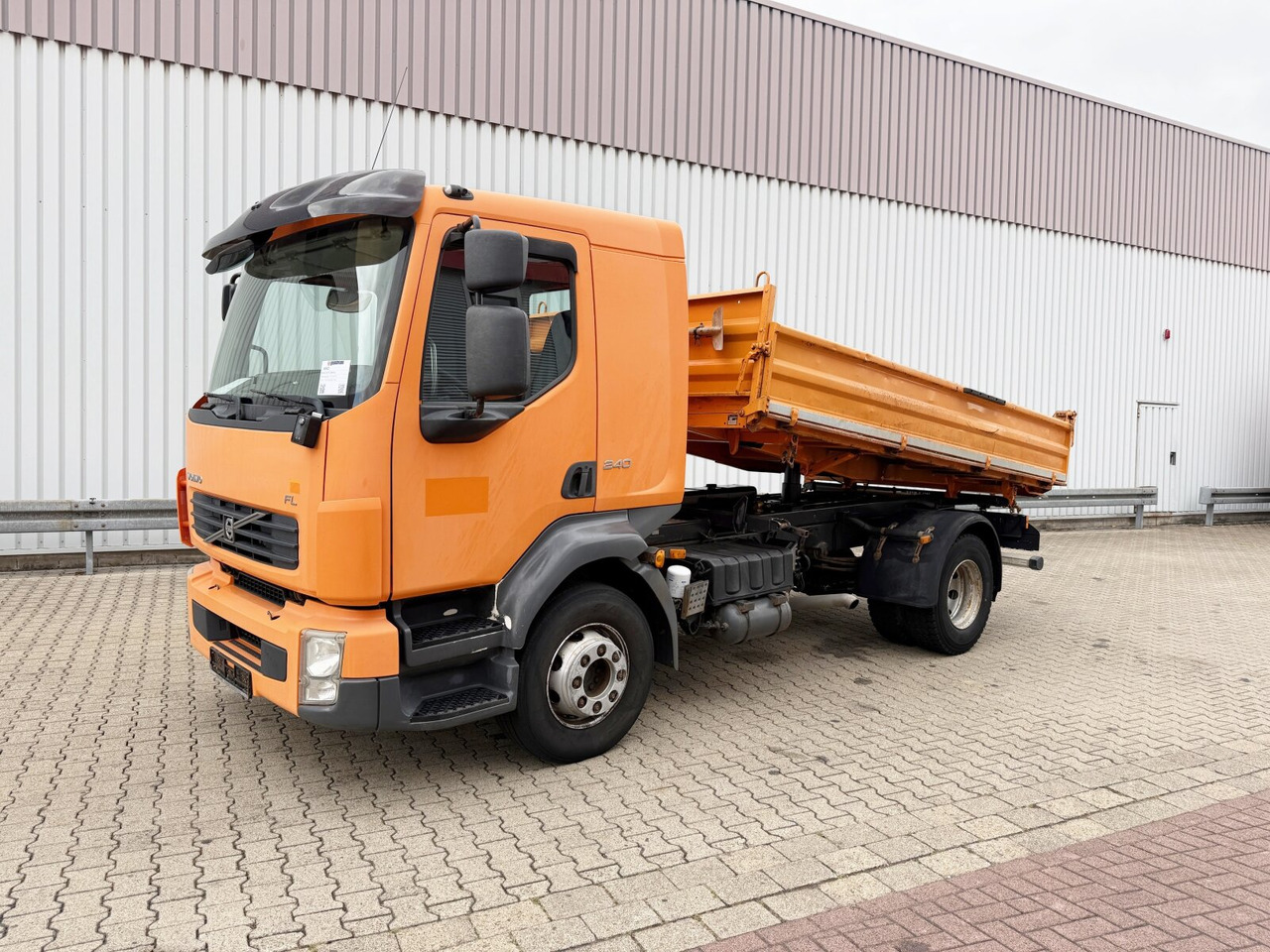 FL 240 4x2 FL 240 4x2 - Billenőplatós teherautó: 1 kép. FL 240 4x2 FL 240 4x2 - Billenőplatós teherautó: 1 kép.