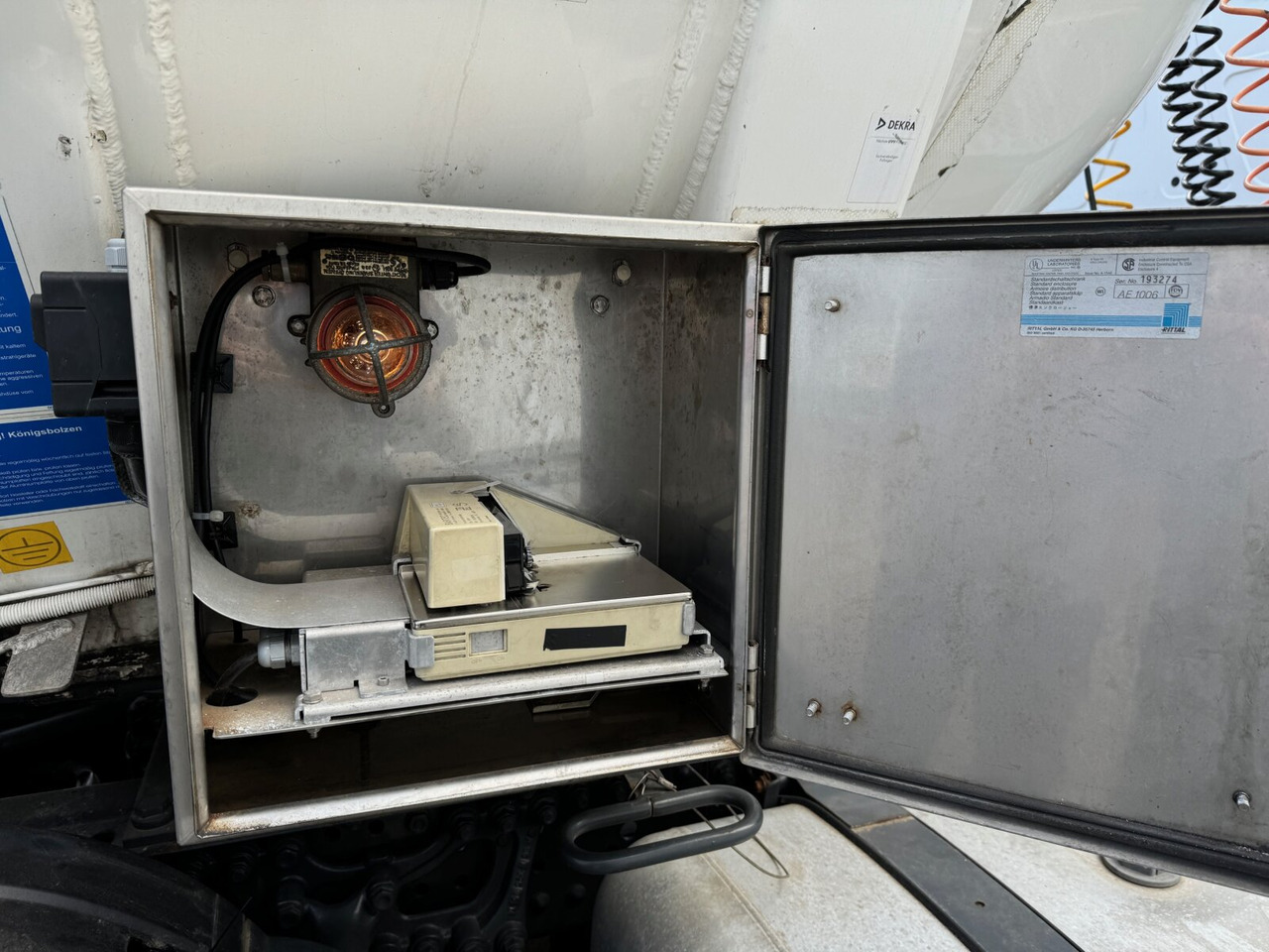 Feldbinder TSA 44.3-4 TSA 44.3-4, Tankauflieger, 4 Kammern, 43300l - Tartályos félpótkocsi: 5 kép. Feldbinder TSA 44.3-4 TSA 44.3-4, Tankauflieger, 4 Kammern, 43300l - Tartályos félpótkocsi: 5 kép.