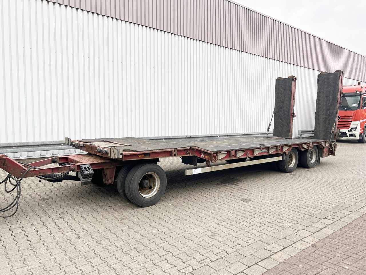 Goldhofer TU 3-24/80 TU 3-24/80, hydr. Rampen, Verbr. auf 3m - Pótkocsi mélybölcsős: 1 kép. Goldhofer TU 3-24/80 TU 3-24/80, hydr. Rampen, Verbr. auf 3m - Pótkocsi mélybölcsős: 1 kép.