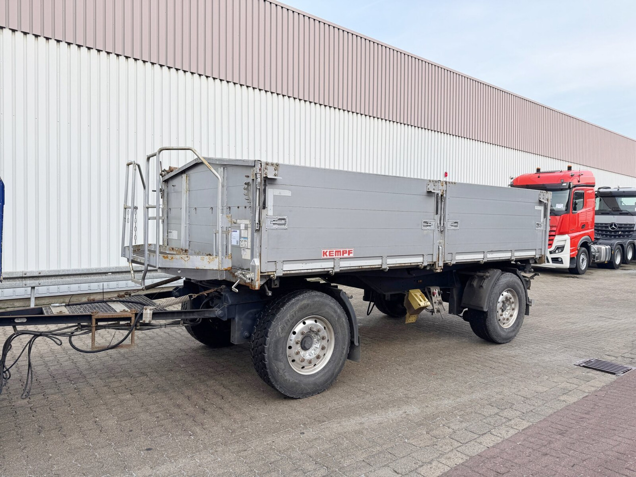 Kempf HKD 18 HKD 18, Alu-Bordwände ca. 13m³ - Pótkocsi billenőplatós: 1 kép. Kempf HKD 18 HKD 18, Alu-Bordwände ca. 13m³ - Pótkocsi billenőplatós: 1 kép.