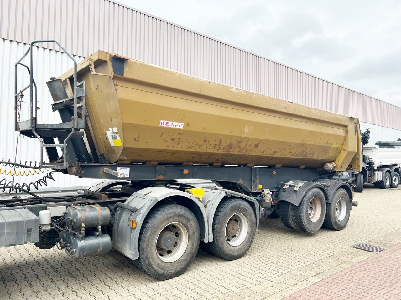 Kempf SKM 32/2 SKM 32/2 Stahlmulde ca. 23m³, Liftachse, Zwillingsbereift - Félpótkocsi billenőplatós: 1 kép. Kempf SKM 32/2 SKM 32/2 Stahlmulde ca. 23m³, Liftachse, Zwillingsbereift - Félpótkocsi billenőplatós: 1 kép.