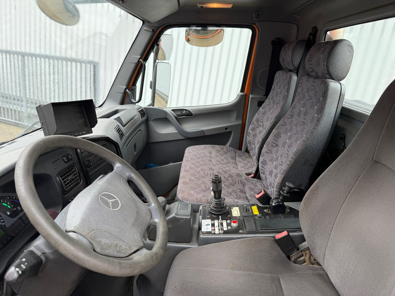 Unimog U 20 4x4 U 20 4x4, Kipper, Zapfwelle, Winterdienstausstattung, 2x AHK - Kisteherautó: 4 kép. Unimog U 20 4x4 U 20 4x4, Kipper, Zapfwelle, Winterdienstausstattung, 2x AHK - Kisteherautó: 4 kép.