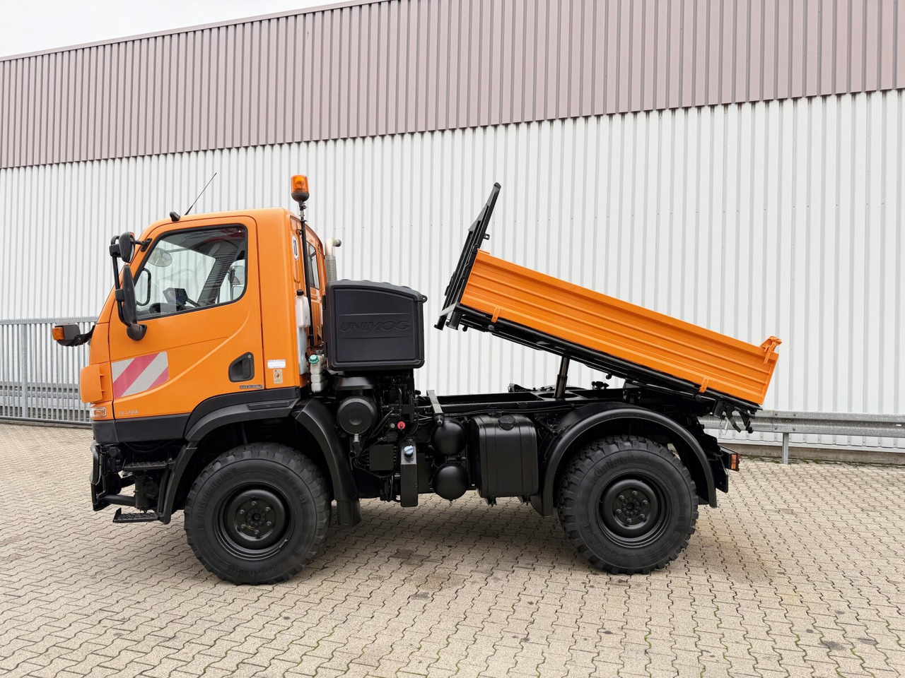 Unimog U 20 4x4 U 20 4x4, Kipper, Zapfwelle, Winterdienstausstattung, 2x AHK - Kisteherautó: 2 kép. Unimog U 20 4x4 U 20 4x4, Kipper, Zapfwelle, Winterdienstausstattung, 2x AHK - Kisteherautó: 2 kép.