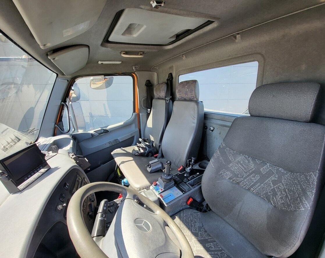 Unimog U 20 4x4 U 20 4x4, Zapfwelle, Kran Hiab 022D-3 HiDuo, Funk - Kisteherautó: 2 kép. Unimog U 20 4x4 U 20 4x4, Zapfwelle, Kran Hiab 022D-3 HiDuo, Funk - Kisteherautó: 2 kép.