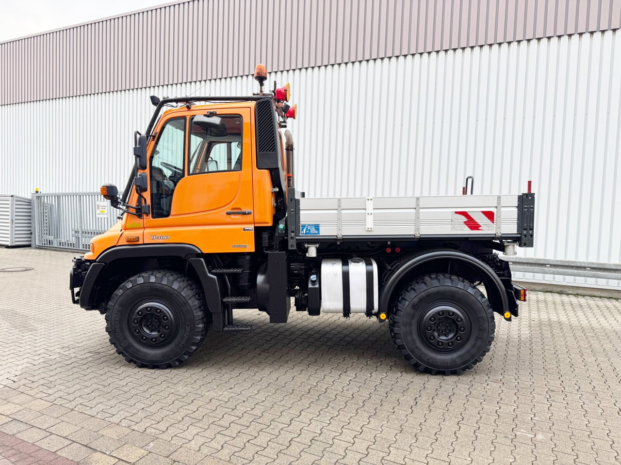 Unimog U 400 405/12 4x4 U 400 405/12 4x4, Kipper, Kommunalhydraulik, VarioPilot, Zapfwelle - Kisteherautó: 2 kép. Unimog U 400 405/12 4x4 U 400 405/12 4x4, Kipper, Kommunalhydraulik, VarioPilot, Zapfwelle - Kisteherautó: 2 kép.