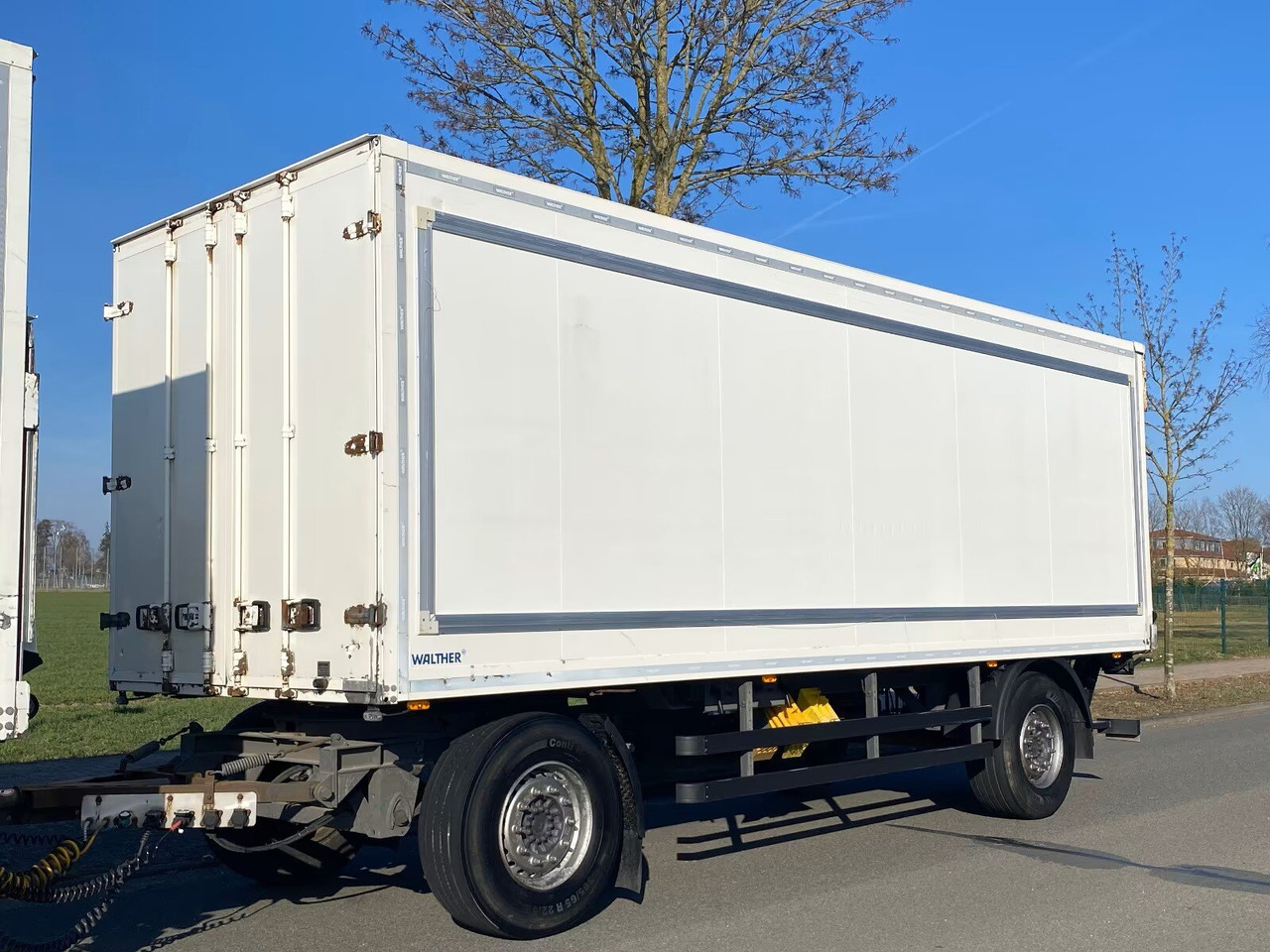 Kofferanhänger mit LBW Kofferanhänger mit LBW, Durchladesystem - Pótkocsi dobozos: 1 kép. Kofferanhänger mit LBW Kofferanhänger mit LBW, Durchladesystem - Pótkocsi dobozos: 1 kép.