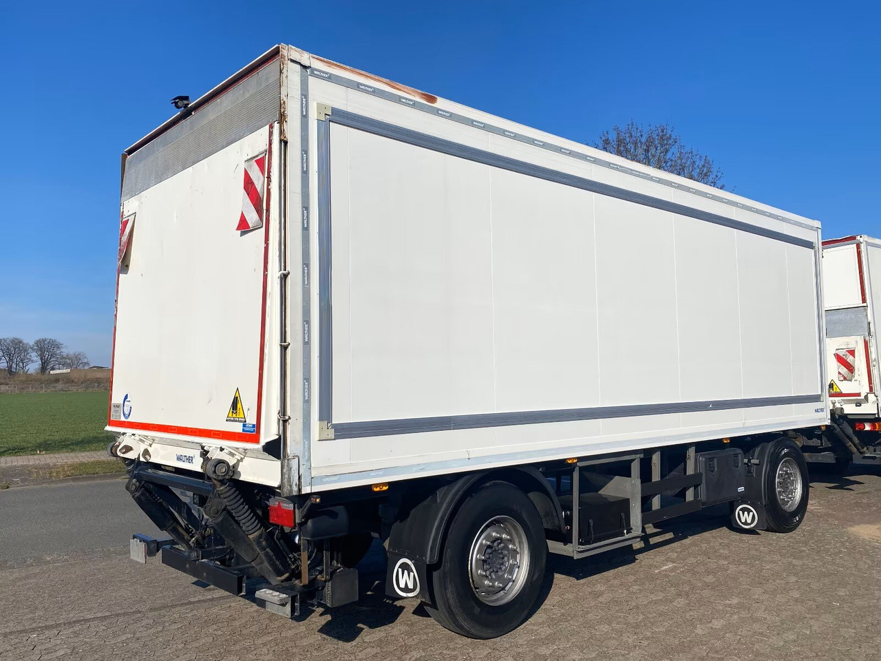 Kofferanhänger mit LBW Kofferanhänger mit LBW, Durchladesystem - Pótkocsi dobozos: 2 kép. Kofferanhänger mit LBW Kofferanhänger mit LBW, Durchladesystem - Pótkocsi dobozos: 2 kép.