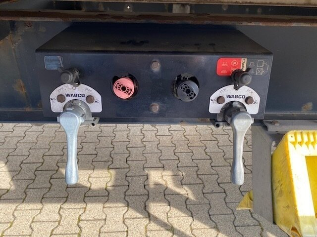 Krone AZW 18 AZW 18 - Pótkocsi dobozos: 2 kép. Krone AZW 18 AZW 18 - Pótkocsi dobozos: 2 kép.