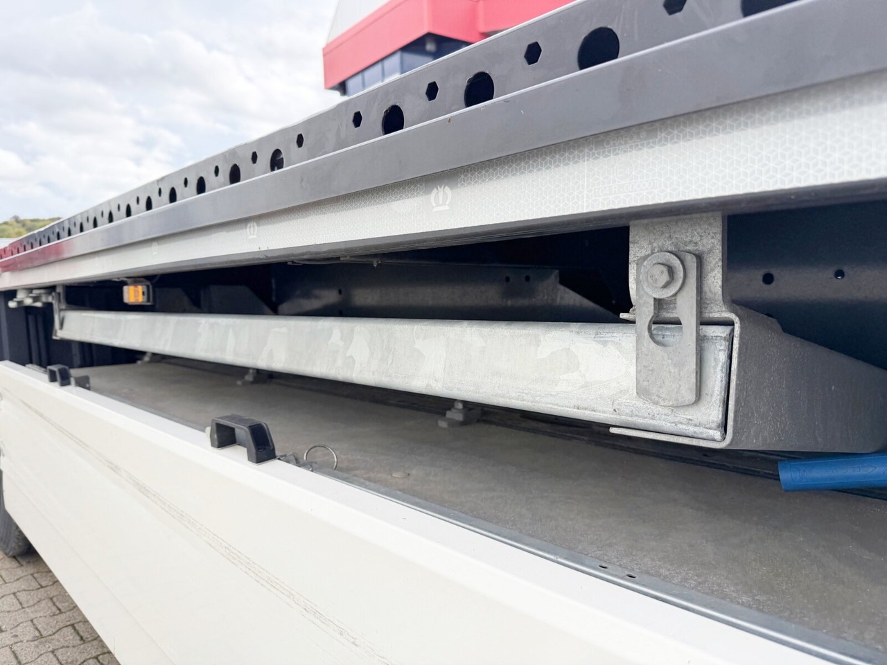 Krone SDP 27 SDP 27, Liftachse, Twist-Locks, 20/2x20/40Fuß, Neuwertig! - Platós félpótkocsi: 2 kép. Krone SDP 27 SDP 27, Liftachse, Twist-Locks, 20/2x20/40Fuß, Neuwertig! - Platós félpótkocsi: 2 kép.