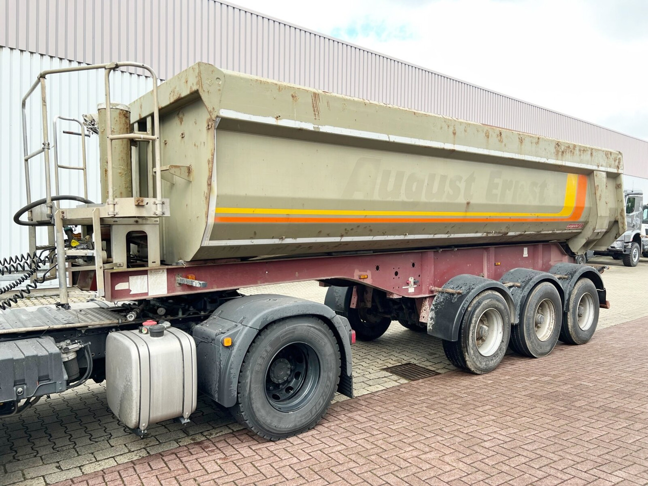 Langendorf SKS-HS 24/28 SKS-HS 24/28, Stahlmulde ca. 24m³, Liftachse - Félpótkocsi billenőplatós: 2 kép. Langendorf SKS-HS 24/28 SKS-HS 24/28, Stahlmulde ca. 24m³, Liftachse - Félpótkocsi billenőplatós: 2 kép.