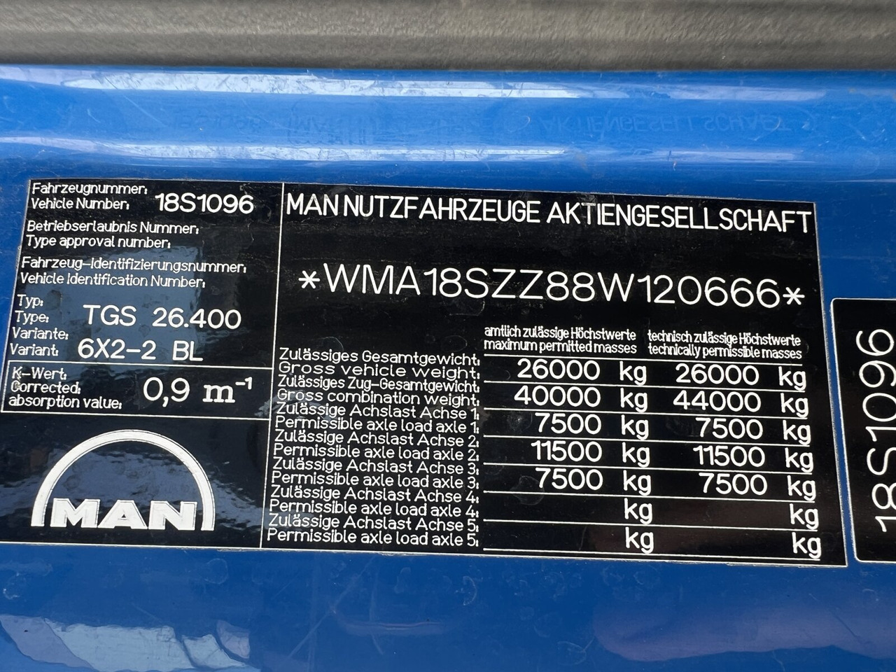 MAN TGA 26.400 6x2-4 BL TGA 26.400 6x2-4 BL, A1, Lenk-/Liftachse, ADR, Kässbohrer Tank ca. 20.820l, 3 Kammern - Tartályos teherautó: 4 kép. MAN TGA 26.400 6x2-4 BL TGA 26.400 6x2-4 BL, A1, Lenk-/Liftachse, ADR, Kässbohrer Tank ca. 20.820l, 3 Kammern - Tartályos teherautó: 4 kép.