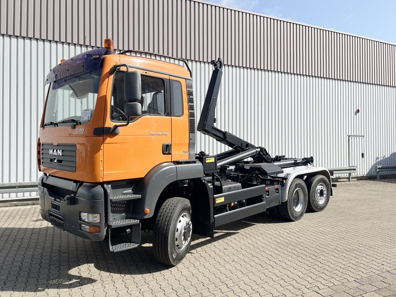 MAN TGA 28.350 6X4-4 BL TGA 28.350 6X4-4 BL, Lift-/Lenkachse, Meiller - Horgos rakodó teherautó: 1 kép. MAN TGA 28.350 6X4-4 BL TGA 28.350 6X4-4 BL, Lift-/Lenkachse, Meiller - Horgos rakodó teherautó: 1 kép.