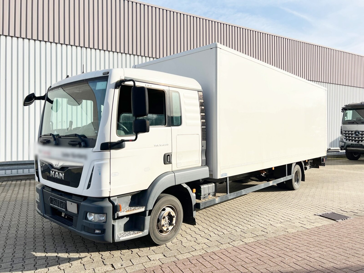 MAN TGL 12.220 4X2 BL TGL 12.220 4X2 BL mit Dhollandia LBW - Dobozos felépítményű teherautó: 1 kép. MAN TGL 12.220 4X2 BL TGL 12.220 4X2 BL mit Dhollandia LBW - Dobozos felépítményű teherautó: 1 kép.