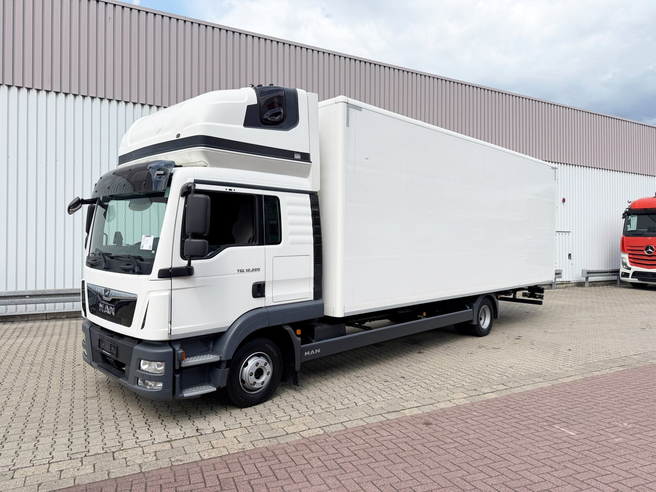 MAN TGL 12.220 4x2 BL TGL 12.220 4x2 BL, TopSleeper, Navi - Dobozos felépítményű teherautó: 1 kép. MAN TGL 12.220 4x2 BL TGL 12.220 4x2 BL, TopSleeper, Navi - Dobozos felépítményű teherautó: 1 kép.