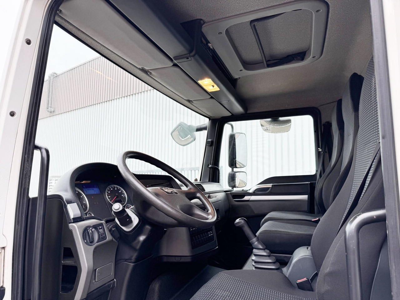 MAN TGL 8.150 4x2 BL TGL 8.150 4x2 BL, Möbelkoffer mit Rolltor - Dobozos felépítményű teherautó: 4 kép. MAN TGL 8.150 4x2 BL TGL 8.150 4x2 BL, Möbelkoffer mit Rolltor - Dobozos felépítményű teherautó: 4 kép.