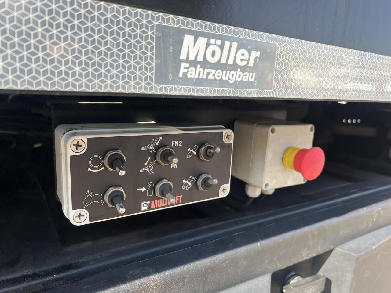 MAN TGM 18.320 4x2 BL TGM 18.320 4x2 BL, Hiab Tele-Absetzanlage, Funk - Konténerszállító: 5 kép. MAN TGM 18.320 4x2 BL TGM 18.320 4x2 BL, Hiab Tele-Absetzanlage, Funk - Konténerszállító: 5 kép.