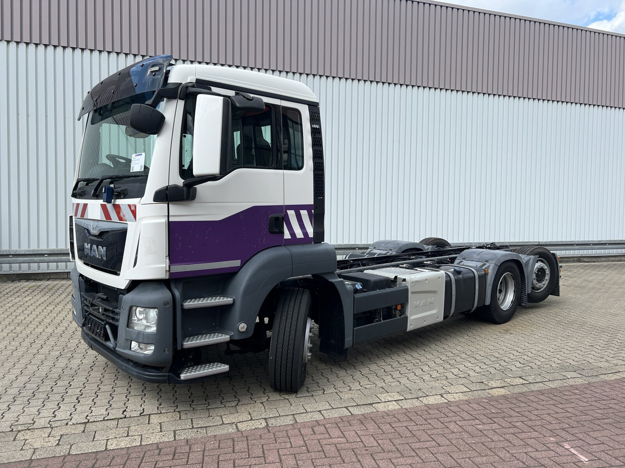 MAN TGS 26.320 6X2-4 BL TGS 26.320 6X2-4 BL, Lenk-/Liftachse, Rechtslenker, Export Only! - Alvaz teherautó: 1 kép. MAN TGS 26.320 6X2-4 BL TGS 26.320 6X2-4 BL, Lenk-/Liftachse, Rechtslenker, Export Only! - Alvaz teherautó: 1 kép.