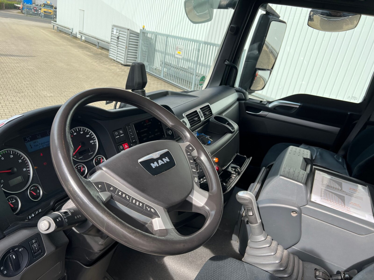 MAN TGS 26.360/400 6x2-4 BL TGS 26.360/400 6x2-4 BL, Lenk-/Lift, Kran Atlas AK 206.3E A5, Funk - Darus autó, Platós teherautó: 3 kép. MAN TGS 26.360/400 6x2-4 BL TGS 26.360/400 6x2-4 BL, Lenk-/Lift, Kran Atlas AK 206.3E A5, Funk - Darus autó, Platós teherautó: 3 kép.