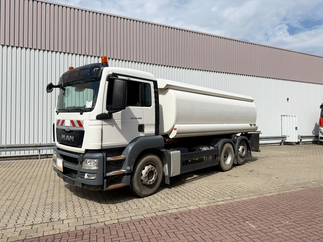MAN TGS 26.400 6x2-4 BL TGS 26.400 6x2-4 BL, Liftachse, ADR, Esterer Tank ca. 20.030l, 3 Kammern, Funk - Tartályos teherautó: 1 kép. MAN TGS 26.400 6x2-4 BL TGS 26.400 6x2-4 BL, Liftachse, ADR, Esterer Tank ca. 20.030l, 3 Kammern, Funk - Tartályos teherautó: 1 kép.