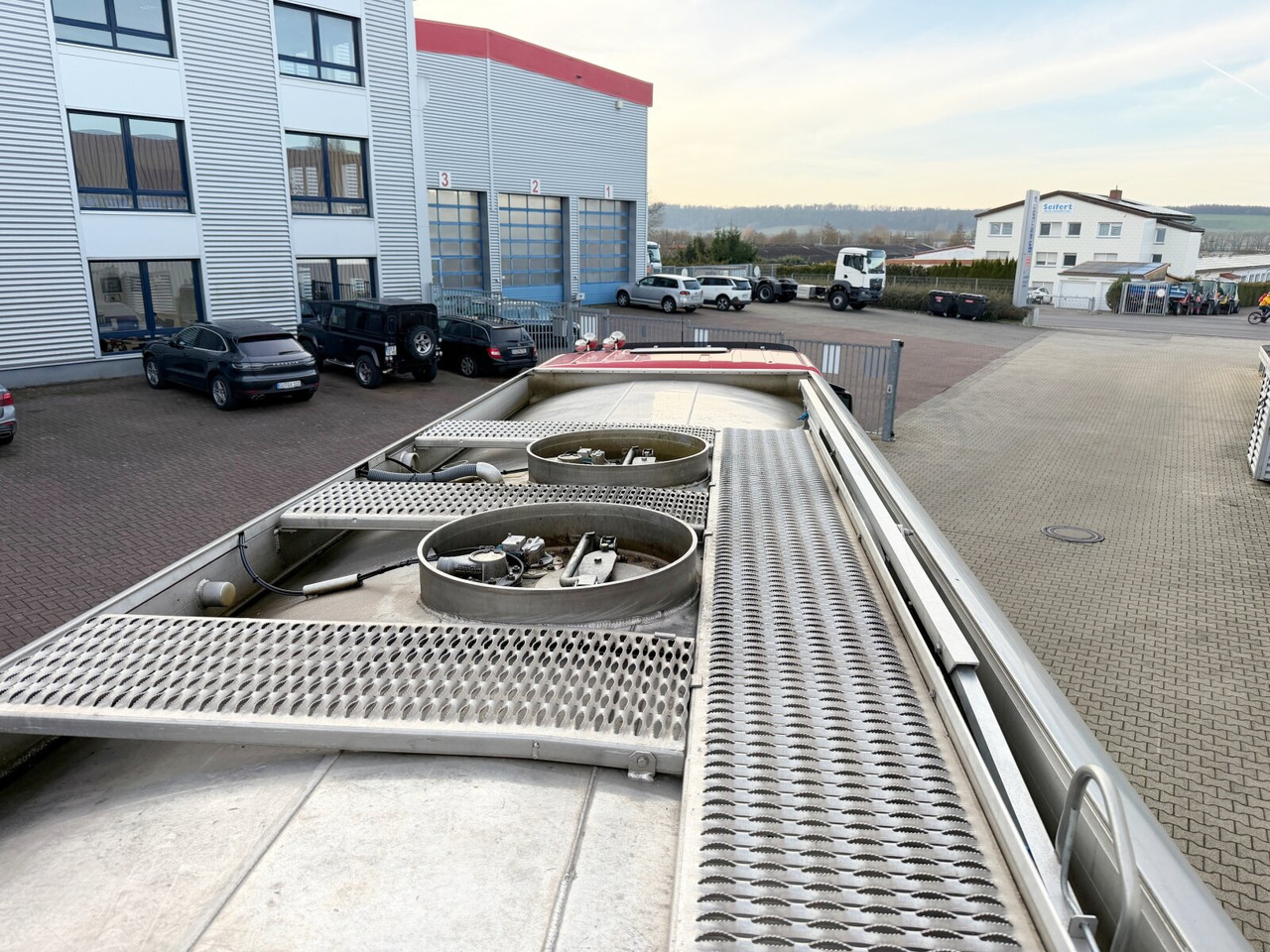 MAN TGS 26.400 6x2-4 LL TGS 26.400 6x2-4 LL, Lenk-/Lift, Navi, ADR, Esterer Tank ca. 19270l, 2 Kammern, Funk - Tartályos teherautó: 4 kép. MAN TGS 26.400 6x2-4 LL TGS 26.400 6x2-4 LL, Lenk-/Lift, Navi, ADR, Esterer Tank ca. 19270l, 2 Kammern, Funk - Tartályos teherautó: 4 kép.