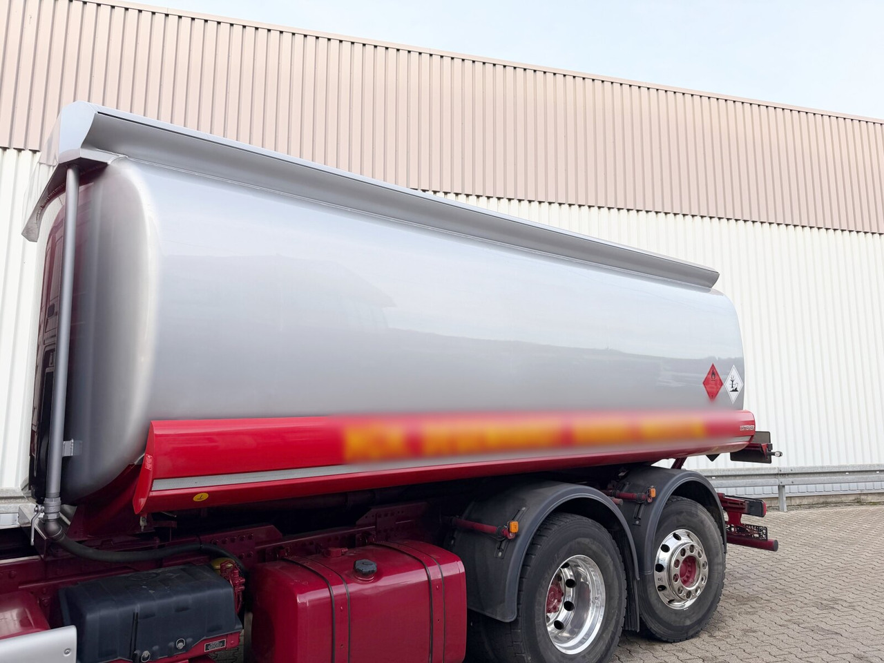 MAN TGS 26.400 6x2-4 LL TGS 26.400 6x2-4 LL, Lenk-/Lift, Navi, ADR, Esterer Tank ca. 19270l, 2 Kammern, Funk - Tartályos teherautó: 3 kép. MAN TGS 26.400 6x2-4 LL TGS 26.400 6x2-4 LL, Lenk-/Lift, Navi, ADR, Esterer Tank ca. 19270l, 2 Kammern, Funk - Tartályos teherautó: 3 kép.