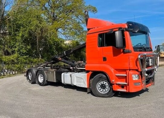 MAN TGS 26.480 6x2-4 BL TGS 26.480 6x2-4 BL, Intarder, Lenk-/Liftachse, Motorabtrieb - Horgos rakodó teherautó: 2 kép. MAN TGS 26.480 6x2-4 BL TGS 26.480 6x2-4 BL, Intarder, Lenk-/Liftachse, Motorabtrieb - Horgos rakodó teherautó: 2 kép.