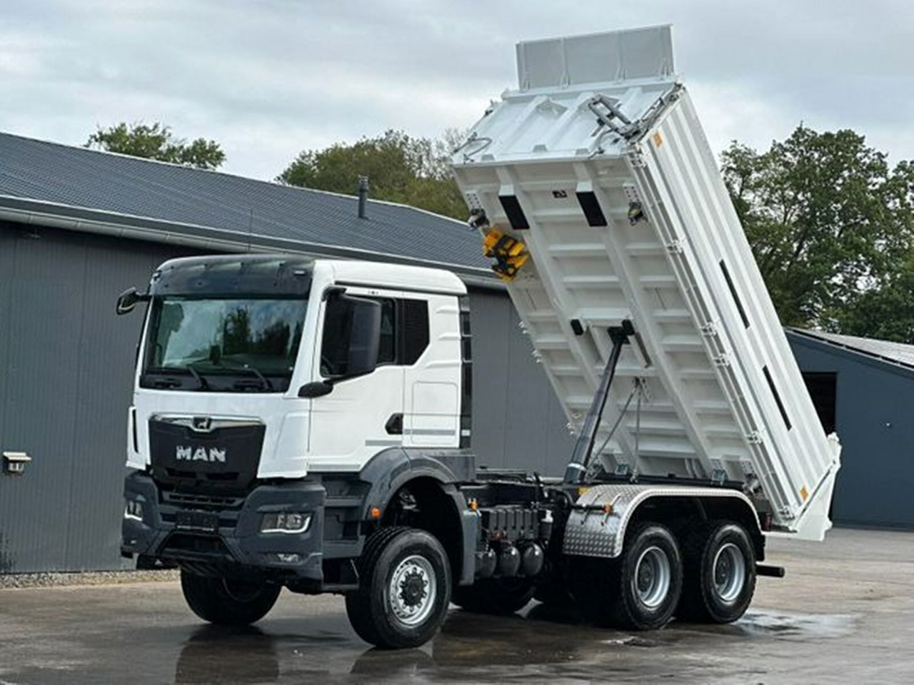 MAN TGS 33.480 6x6 BB CH TGS 33.480 6x6 BB CH, Hohe Bauart, Nebenantrieb - Billenőplatós teherautó: 1 kép. MAN TGS 33.480 6x6 BB CH TGS 33.480 6x6 BB CH, Hohe Bauart, Nebenantrieb - Billenőplatós teherautó: 1 kép.