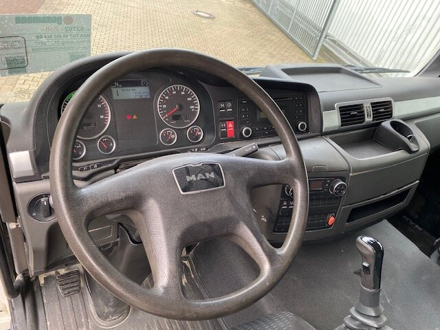 Interior photo 3: Tartályos teherautó MAN TGS 40.400 6x4 BB TGS 40.400 6x4 BB mit 20.000l Tank Interior photo 3: Tartályos teherautó MAN TGS 40.400 6x4 BB TGS 40.400 6x4 BB mit 20.000l Tank