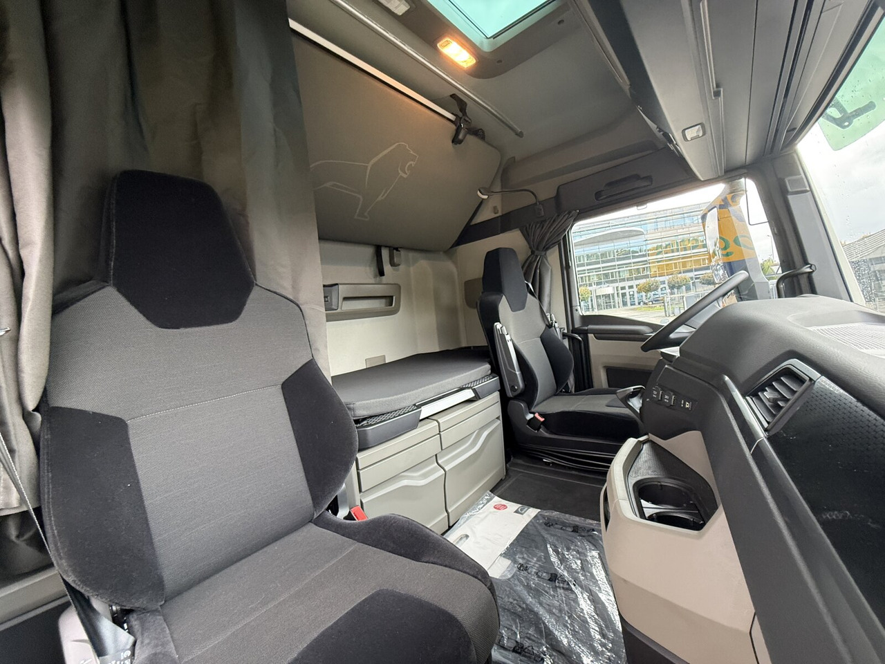 MAN TGX 26.470 6x2-4 BL TGX 26.470 6x2-4 BL, Lenk-/Liftachse, Retarder, Navi, Heckkran Atlas AK 170.2-A2 - Darus autó, Platós teherautó: 2 kép. MAN TGX 26.470 6x2-4 BL TGX 26.470 6x2-4 BL, Lenk-/Liftachse, Retarder, Navi, Heckkran Atlas AK 170.2-A2 - Darus autó, Platós teherautó: 2 kép.