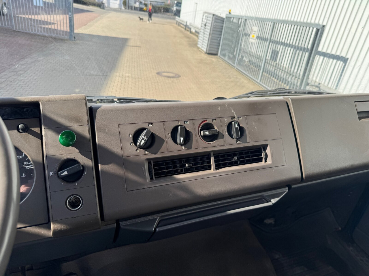 Mercedes-Benz 1314 K 4x2 1314 K 4x2, 6-Zylinder Motor, 2x AHK - Billenőplatós teherautó: 5 kép. Mercedes-Benz 1314 K 4x2 1314 K 4x2, 6-Zylinder Motor, 2x AHK - Billenőplatós teherautó: 5 kép.