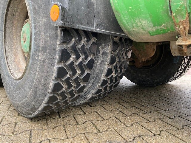 Mercedes-Benz 2635 6x4 2635 6x4, V8-Motor - Billenőplatós teherautó: 2 kép. Mercedes-Benz 2635 6x4 2635 6x4, V8-Motor - Billenőplatós teherautó: 2 kép.