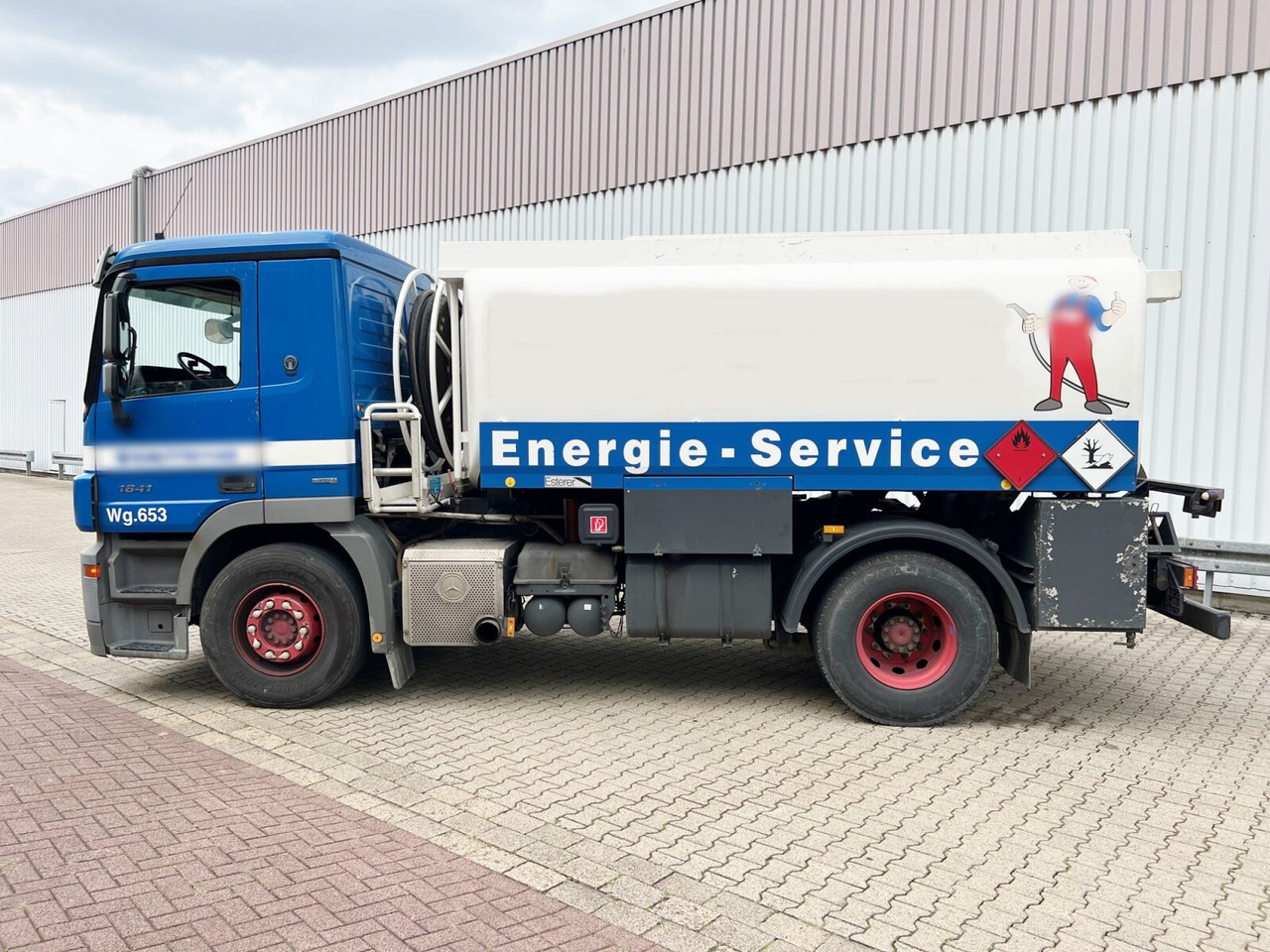 Mercedes-Benz Actros 1841 L 4x2 Actros 1841 L 4x2, Esterer-Tankaufbau, 3 Kammern, 14.000l, ADR - Tartályos teherautó: 4 kép. Mercedes-Benz Actros 1841 L 4x2 Actros 1841 L 4x2, Esterer-Tankaufbau, 3 Kammern, 14.000l, ADR - Tartályos teherautó: 4 kép.