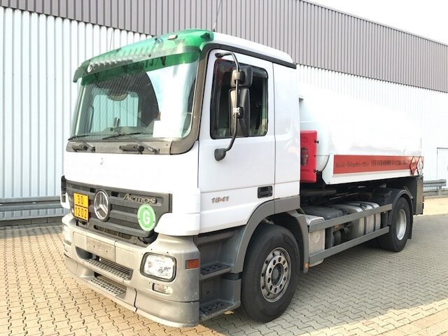 Mercedes-Benz Actros 1841 L 4x2 Actros 1841 L 4x2, Esterer Tankaufbau ca. 13.500l, 2 Kammern - Tartályos teherautó: 1 kép. Mercedes-Benz Actros 1841 L 4x2 Actros 1841 L 4x2, Esterer Tankaufbau ca. 13.500l, 2 Kammern - Tartályos teherautó: 1 kép.
