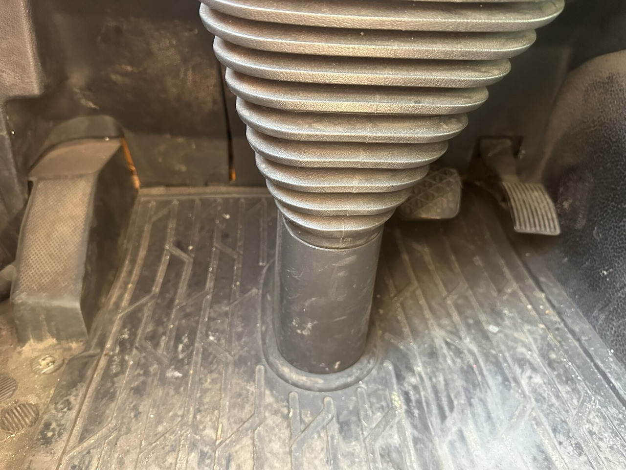 Mercedes-Benz Actros 2532 L 6x2 Actros 2532/41 L 6x2, EEV, Lenkachse - Alvaz teherautó: 5 kép. Mercedes-Benz Actros 2532 L 6x2 Actros 2532/41 L 6x2, EEV, Lenkachse - Alvaz teherautó: 5 kép.