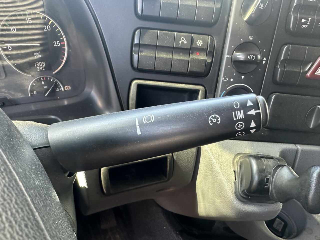 Mercedes-Benz Actros 2532 L 6x2 Actros 2532/41 L 6x2, EEV, Lenkachse - Alvaz teherautó: 4 kép. Mercedes-Benz Actros 2532 L 6x2 Actros 2532/41 L 6x2, EEV, Lenkachse - Alvaz teherautó: 4 kép.